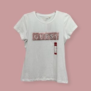 GUESS BLUSA BLANCA DCON LETRAS DE LENTEJUELAS.