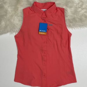 BLUSA COLOR CORAL, Columbia, CON CUELLO SIN MANGAS, BOTONES FRONTALES.